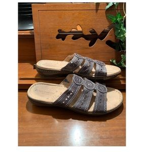 4.99 shipping •Naturalizer• slip on sandals